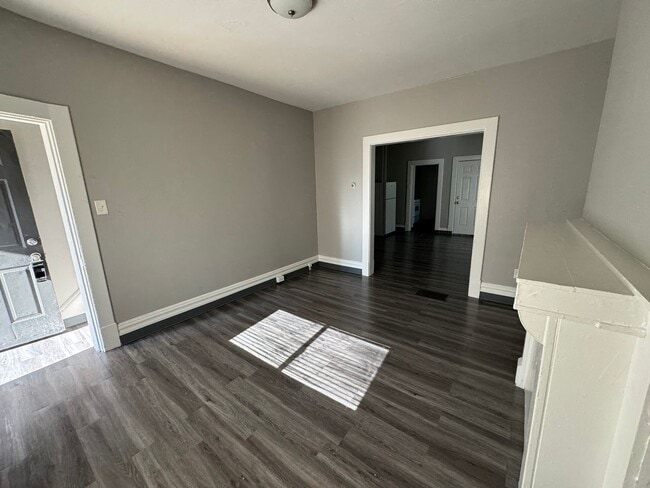 Building Photo - Lovely Two Bedroom Townhome