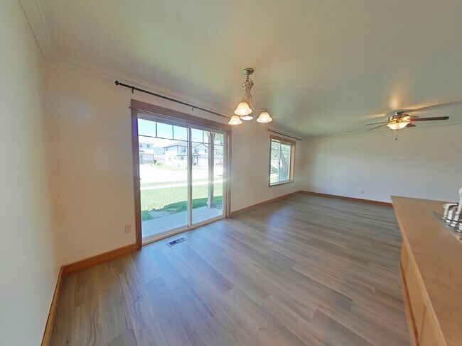 Building Photo - Beautiful 3 bedroom, 2 1/2 bathroom, townhouse with attached garage!