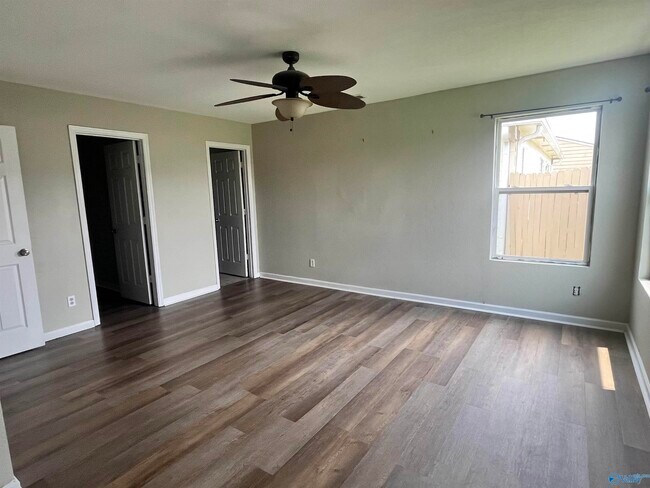 Building Photo - 15281 Tyler Mill Dr