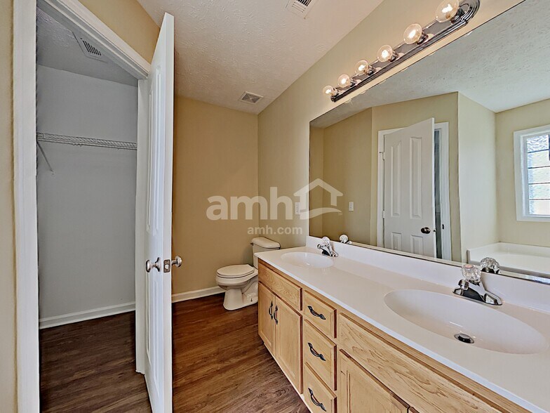 Building Photo - 9009 Lomond Dr