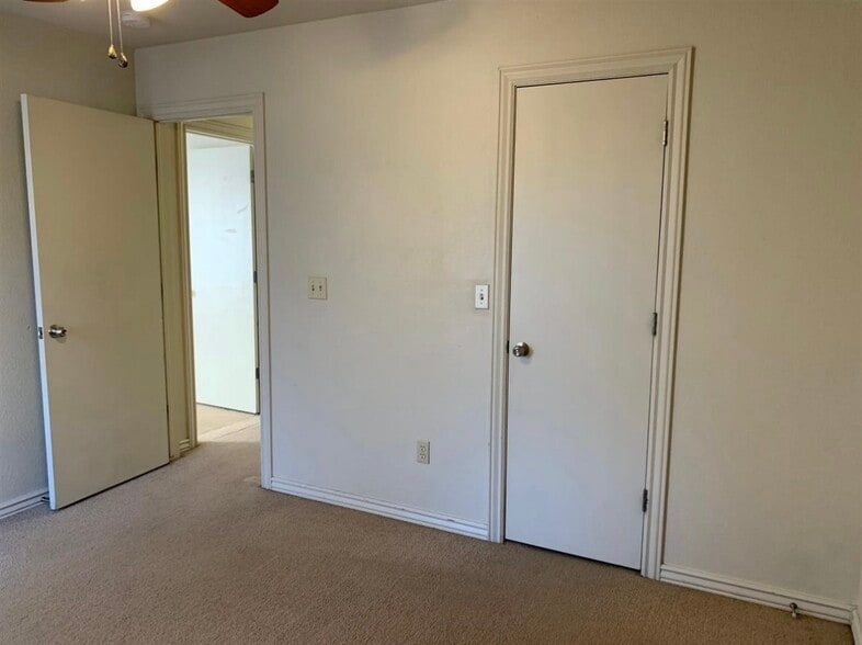 Building Photo - 1202 SW 25th St