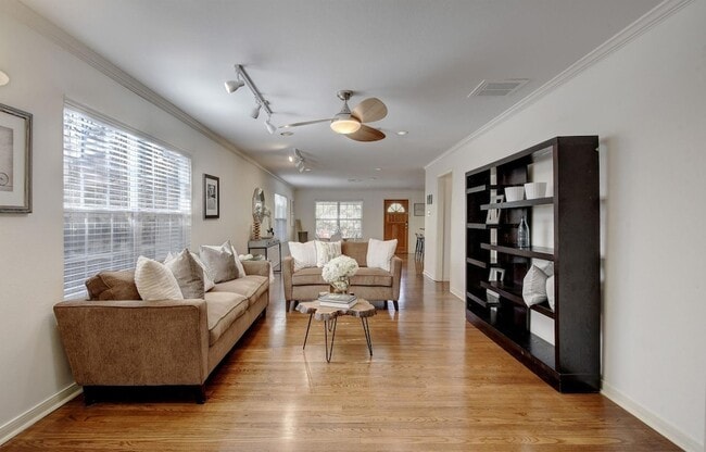 Building Photo - 1909 Winsted Ln