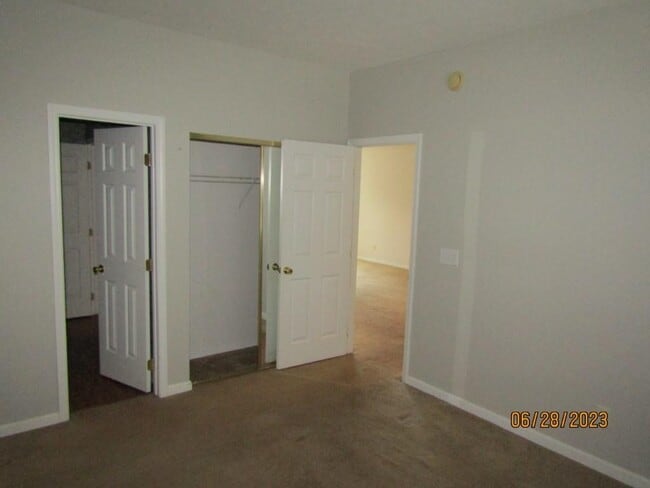 Building Photo - 901 W Port Dr