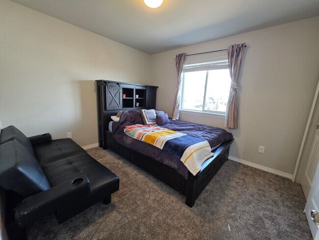 Building Photo - Fully Finished Corner-Lot Home with Mounta...