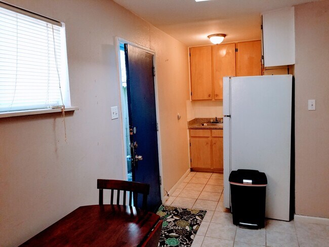 Building Photo - 1221 WELCH ST