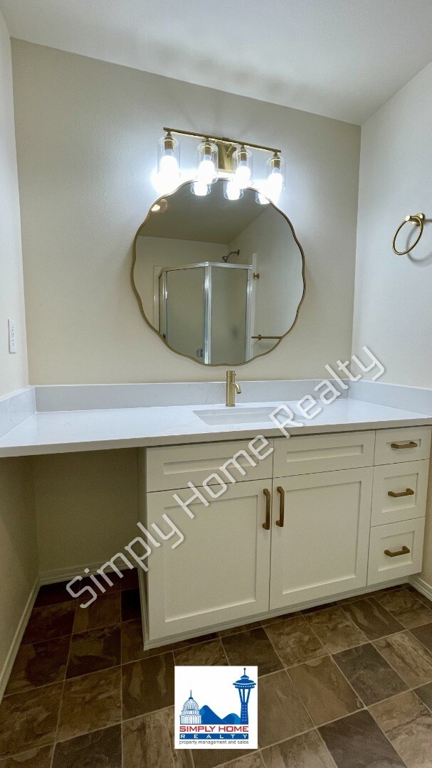Building Photo - LUXURY DUPLEX RENTAL WITH SPACIOUS BACKYARD