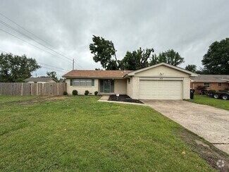 Building Photo - Welcome to this charming 3 bedroom, 2 bath...