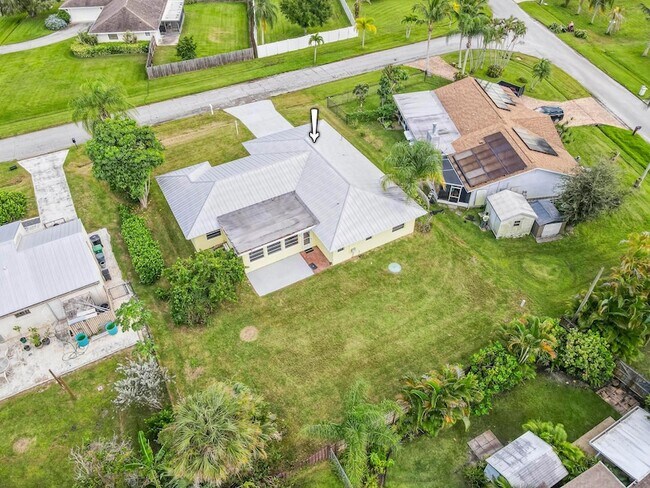 Building Photo - 2074 SE Doverbrook St