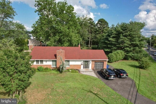 Building Photo - 11 Lake Villa Dr