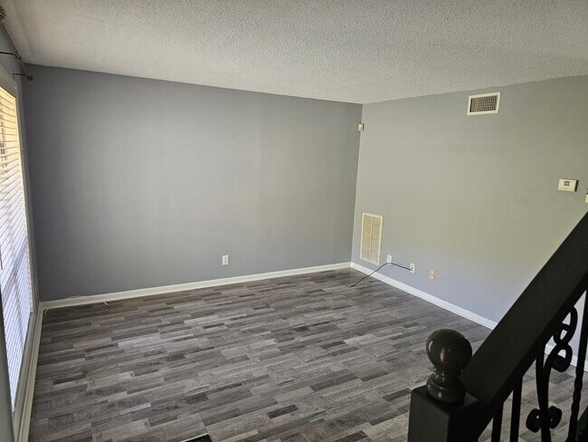 Building Photo - 975 Surry Ln