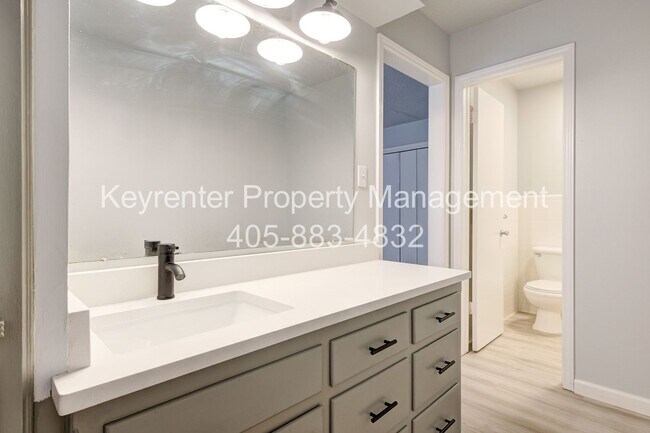 Building Photo - REMODELED 2 Bed 2 Bath 1 Mile West from Campus!