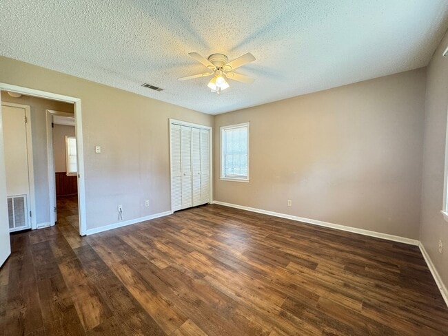 Building Photo - Beautiful 3 Bed 2 Bath Home