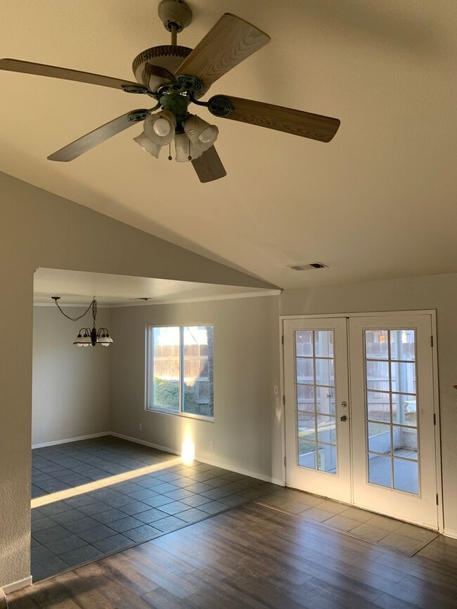 Building Photo - 3 Bedroom 2 Bath
