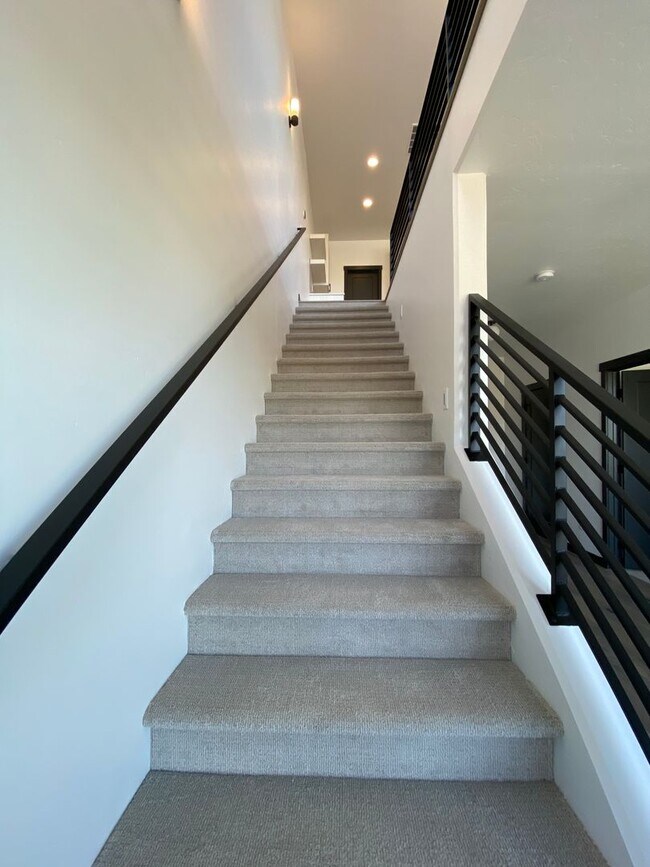 Building Photo - Close to Micron, 3 Bedroom 3 bath w/ a Million Dollar View!