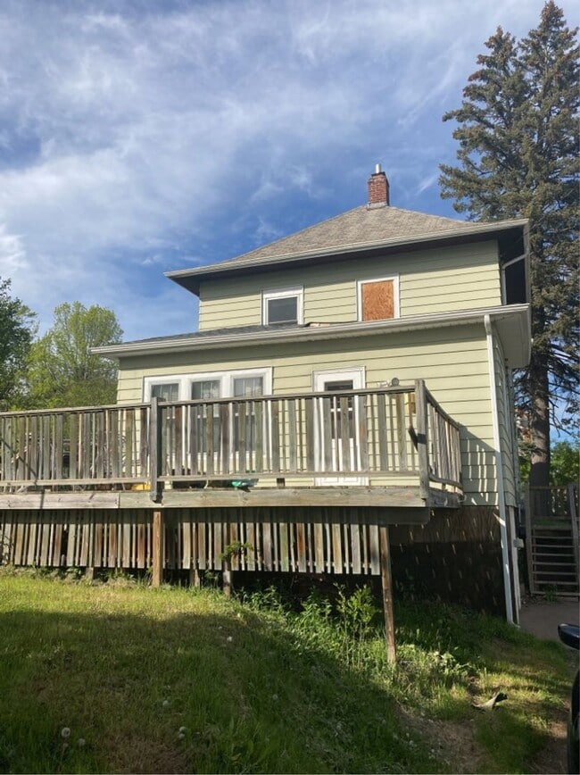 Building Photo - AVAILABLE JUNE - 4 Bed 1.5 Bath Spacious Home