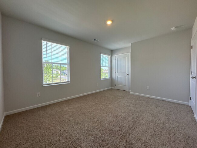 Building Photo - $500 Move-In Incentive for May Move-In!