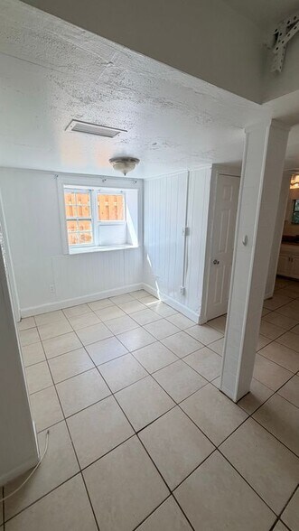 Building Photo - 138 S Peninsula Dr