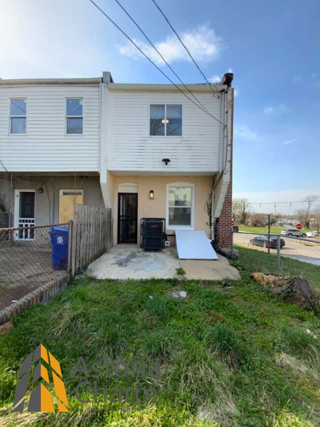 Building Photo - End Unit 3 Bedroom + Den with Backyard and Semi Finished Basement