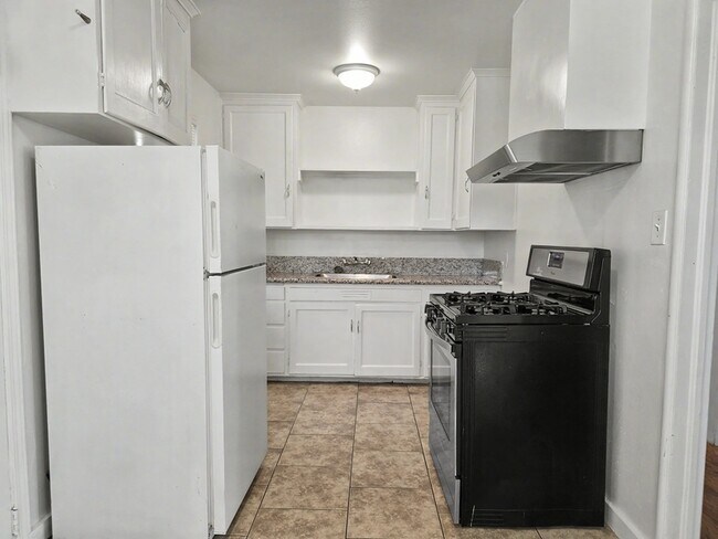 Building Photo - 1916 E Hunter Ave