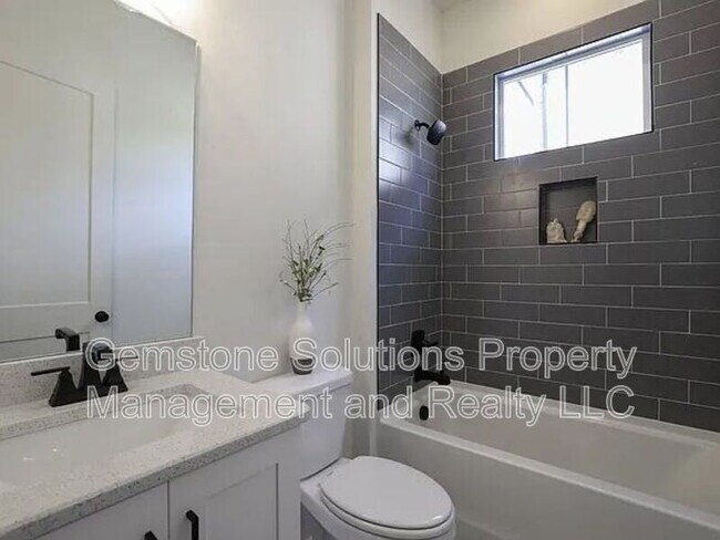 Building Photo - 207 Fairground St