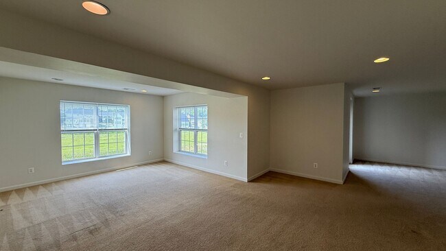 Building Photo - Large Spotsy Colonial
