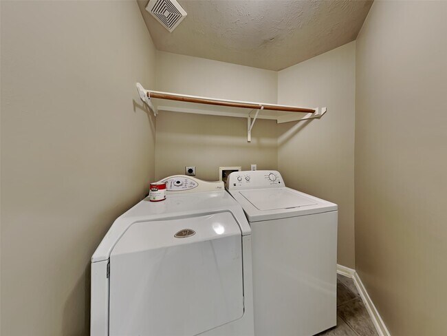 Building Photo - 6019 Skyhaven Ln