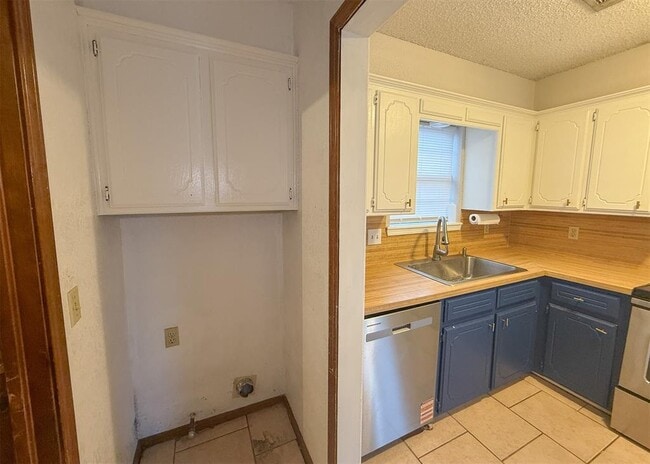 Building Photo - 733 W Perry Dr