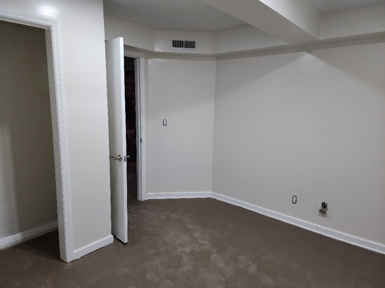 Building Photo - 2205 Forest Acres Dr