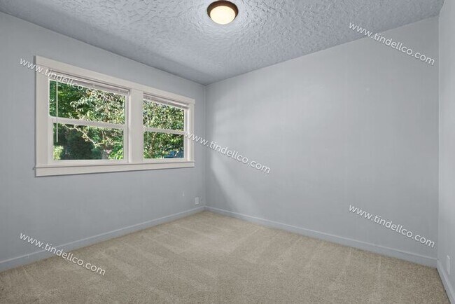 Building Photo - Charming 2-Bedroom Home with Fenced Yard in St. Johns - Pets Welcome!