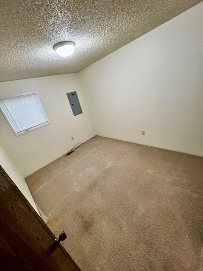 Building Photo - Spacious 2 Bedroom, 1.5 Bath Triplex in Cl...