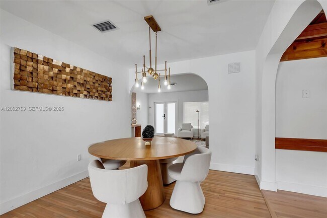 Building Photo - 301 SW 30th Ct