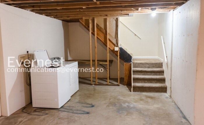 Building Photo - 1527 Stuart St