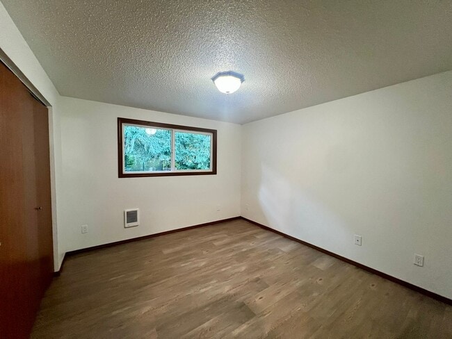 Building Photo - Fully Remodeled 2 BD - Water Included
