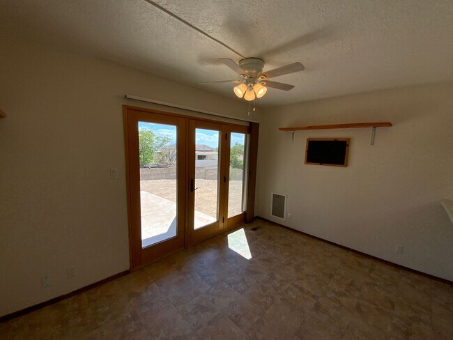 Building Photo - 3 Bedroom Single Story Home Available Near...