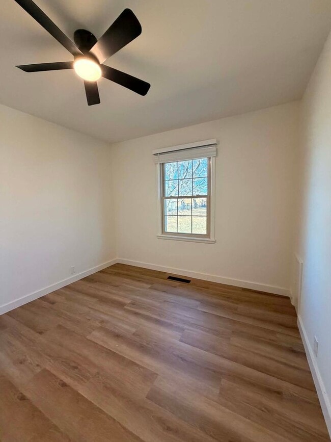 Building Photo - CUTE 3 BEDROOM / 2 BATHROOM HOUSE WITH FENCED IN YARD IN JOPLIN MO!!!