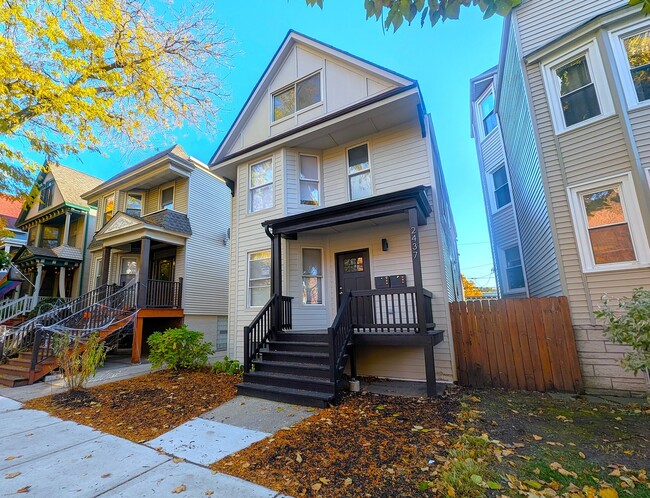 Primary Photo - 2437 W Leland Ave