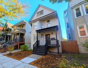 Building Photo - 2437 W Leland Ave