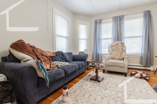 Building Photo - Charming 4 Bedroom-No Broker Fee