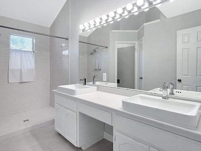 Building Photo - Updated Gem Near Thousand Oaks