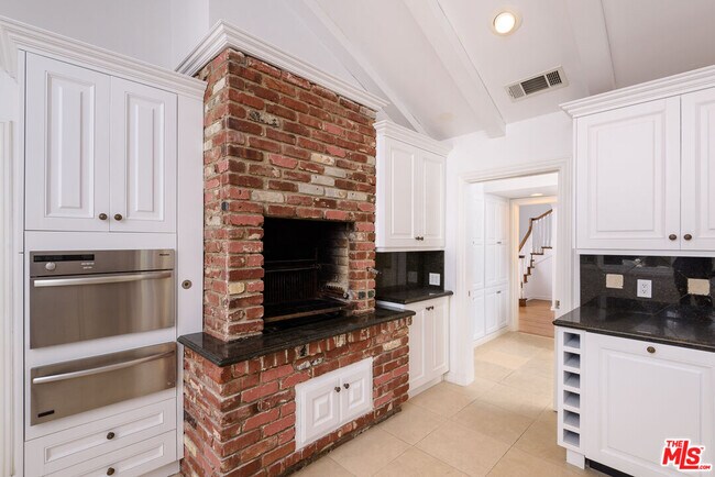Building Photo - 2628 Mandeville Canyon Rd