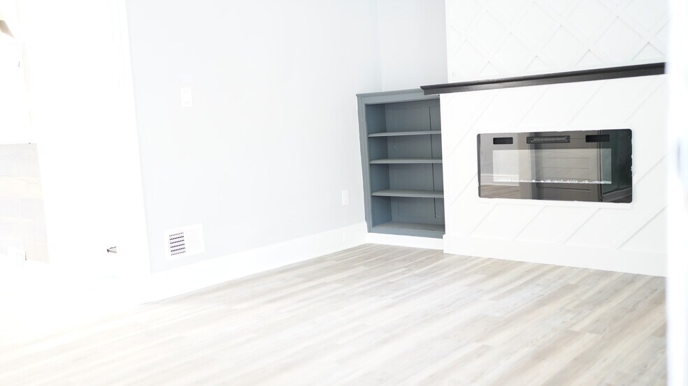 Building Photo - 3370 Parkview Ave