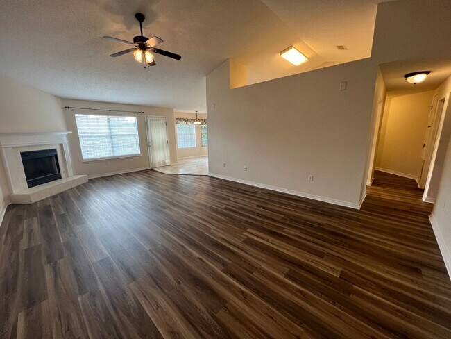 Building Photo - GREAT 4 BED / 2 BATH IN Crestview