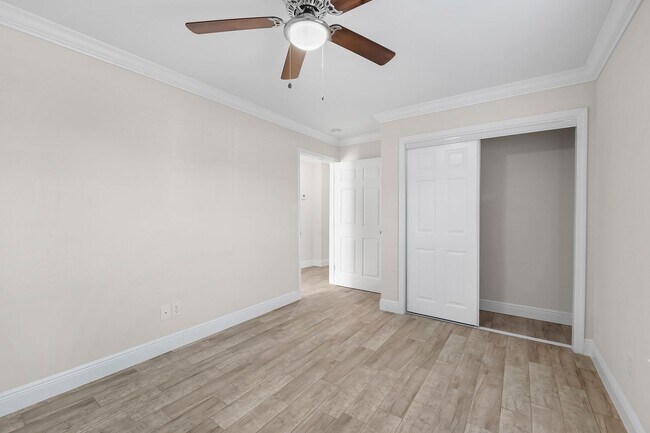 Building Photo - Crown Moulding********* Renovated 3 Bedroom 2 Bath********* Granite Countertops