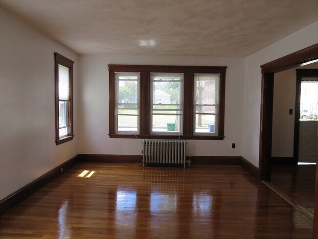 Building Photo - 24 Colonial Ave