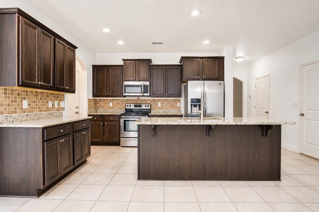 Building Photo - Highly desired 4/2.5 Gulf Breeze Home with hot tub!