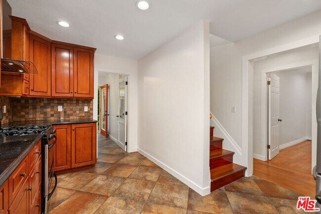 Building Photo - 828 N Crescent Heights Blvd