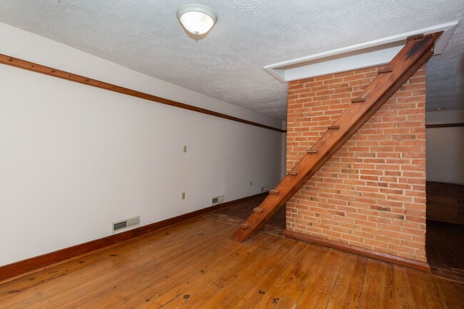 Building Photo - 562 Smithfield Ln