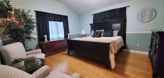 Building Photo - Off-Season Rental | Available 10/15/25 – 5...