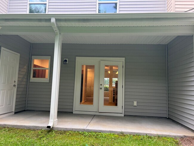 Building Photo - Coming Soon - Lovely 2 Bedroom 2.5 Bath To...
