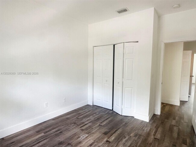 Building Photo - 662 NE 21st Terrace